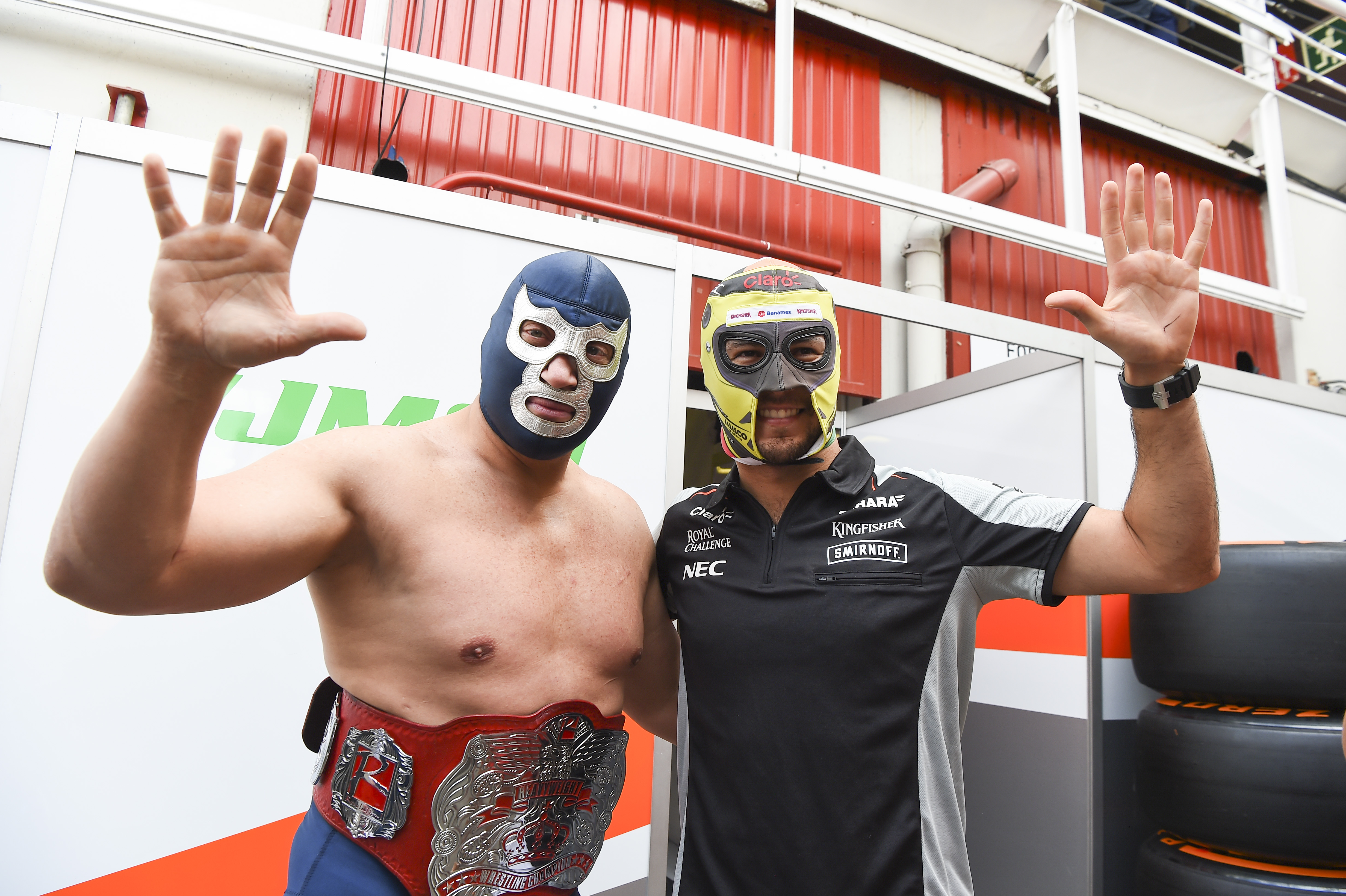 Checo Pérez y Blue Demon Jr. “luchan” en Barcelona