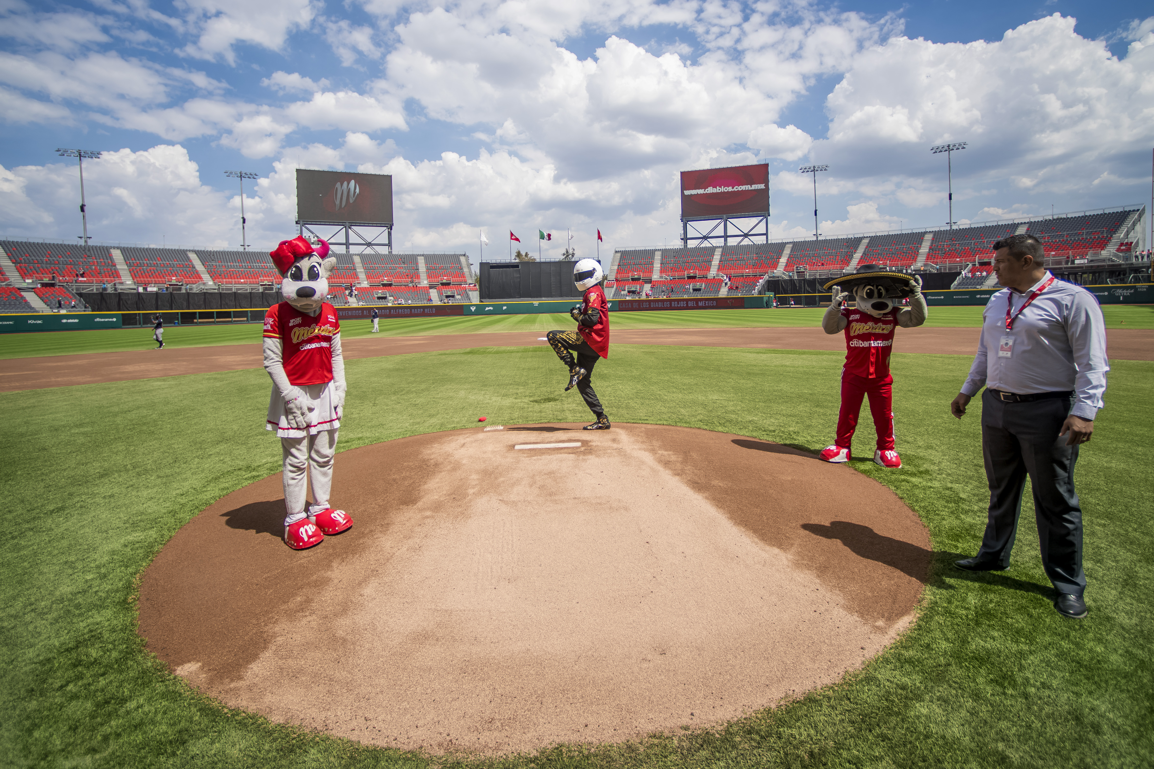 Mario Achi lanza la primera bola en el juego entre Tigres de Quintana Roo y Diablos Rojos del México