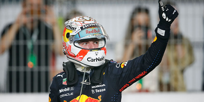 Hamilton gana en Qatar y aprieta el campeonato