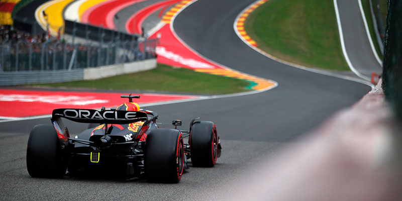 Sainz y ‘Checo’ en primera fila tras penalización a Verstappen en Bélgica