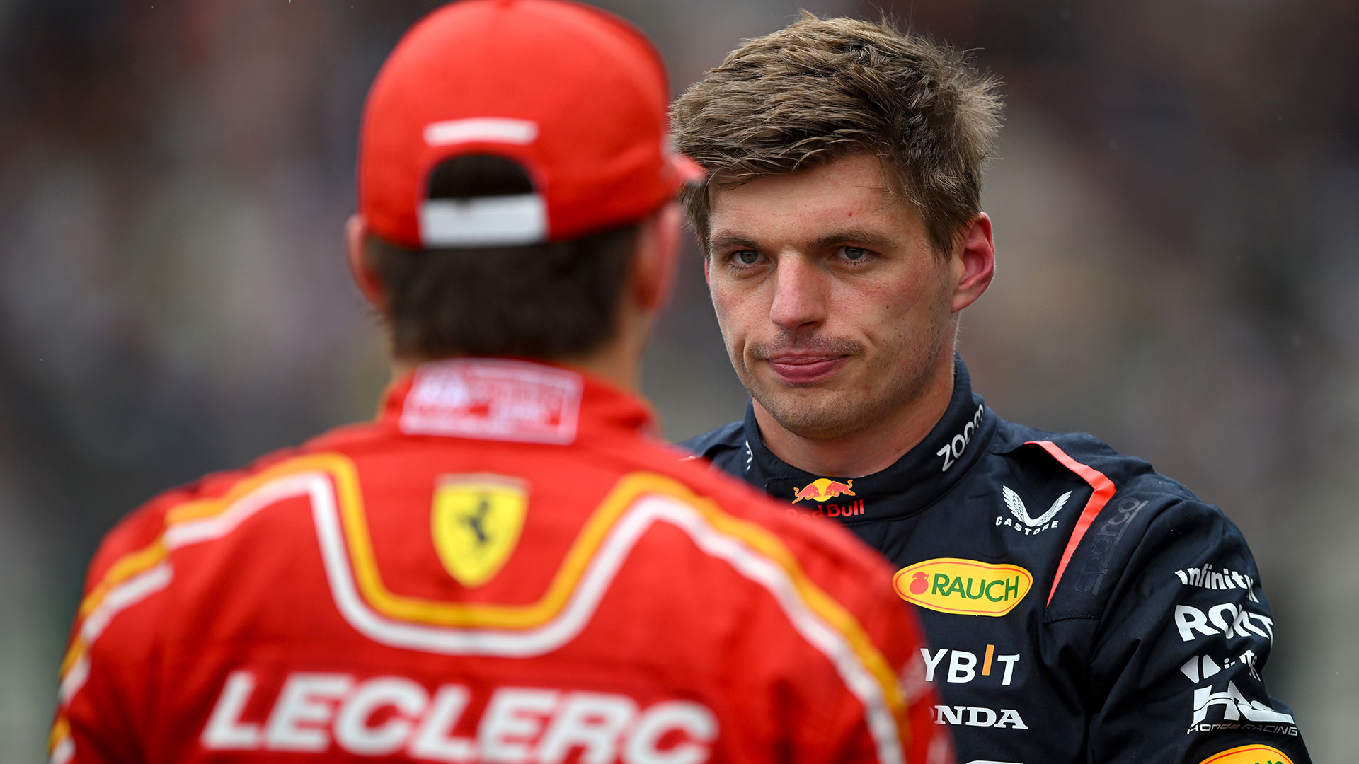 Pole para Leclerc tras la sanción de Verstappen.
